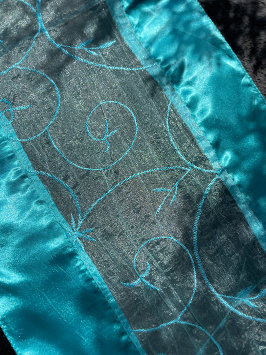 Chemin de table - Turquoise satin et organza avec motif