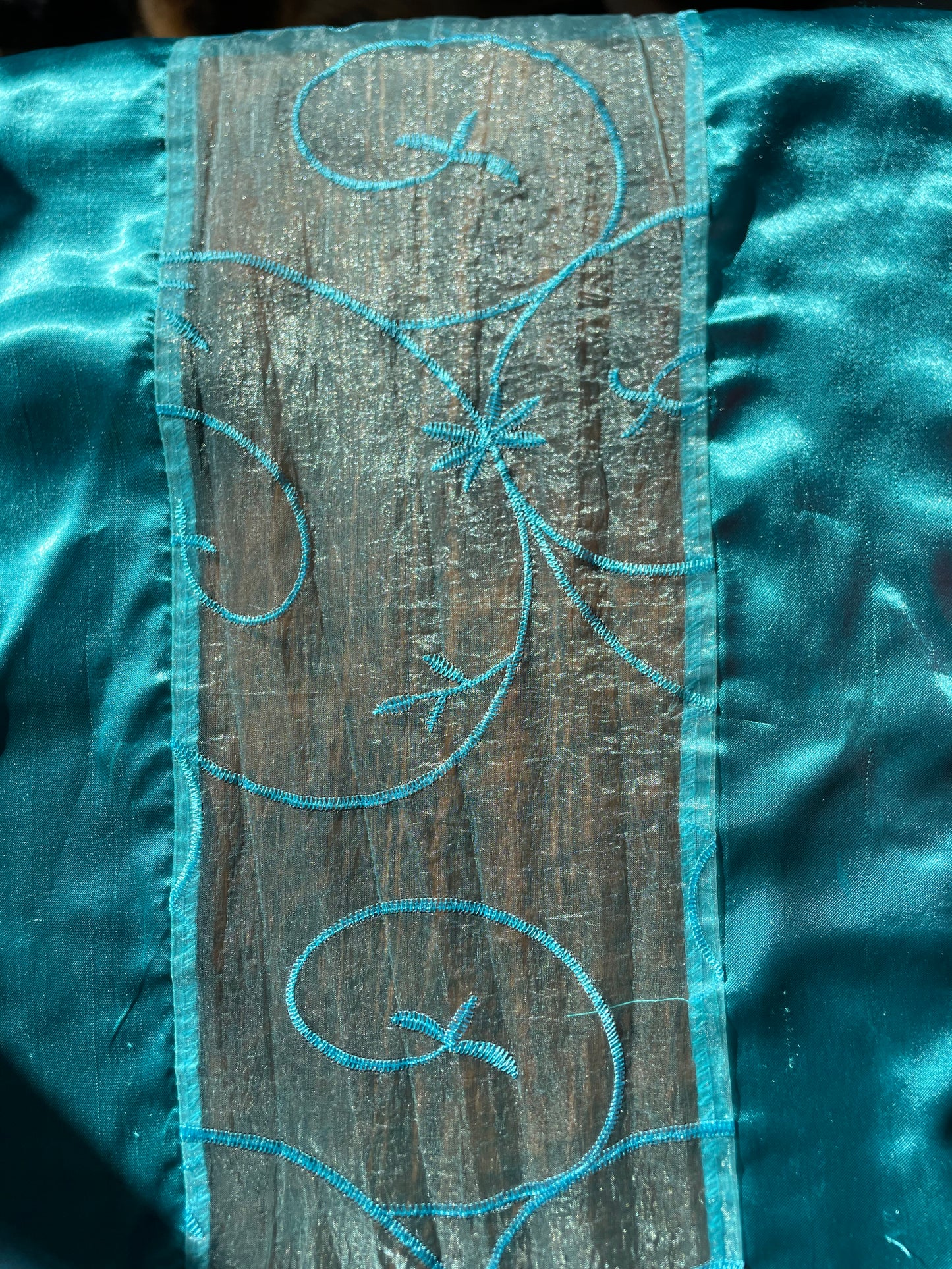 Chemin de table - Turquoise satin et organza avec motif